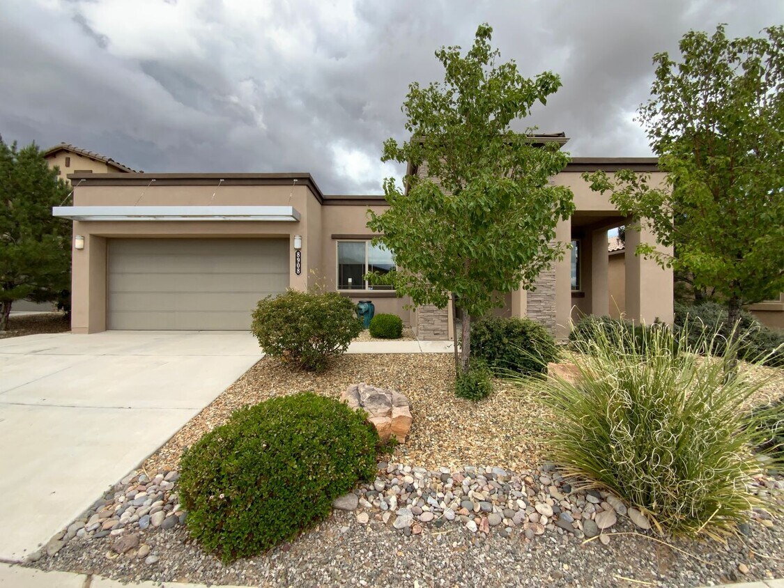 Foto principal - 3 Bedroom & An Office Luxury Home Availabl...