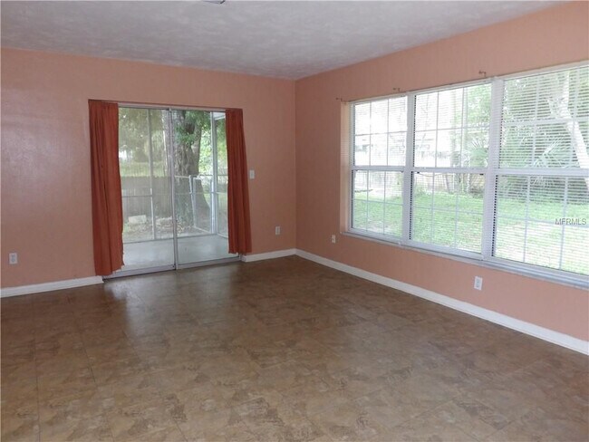 Building Photo - 2 Bed 1 Bath Home Pet Friendly 1ST MONTH F...