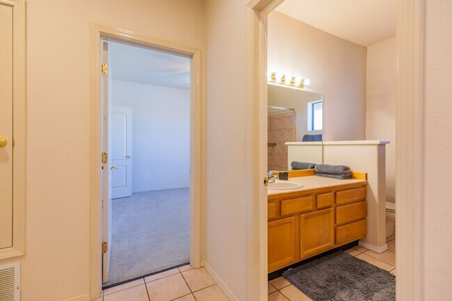 Building Photo - Inviting 3 Bed 2 Bath Home - Near Golf Cou...