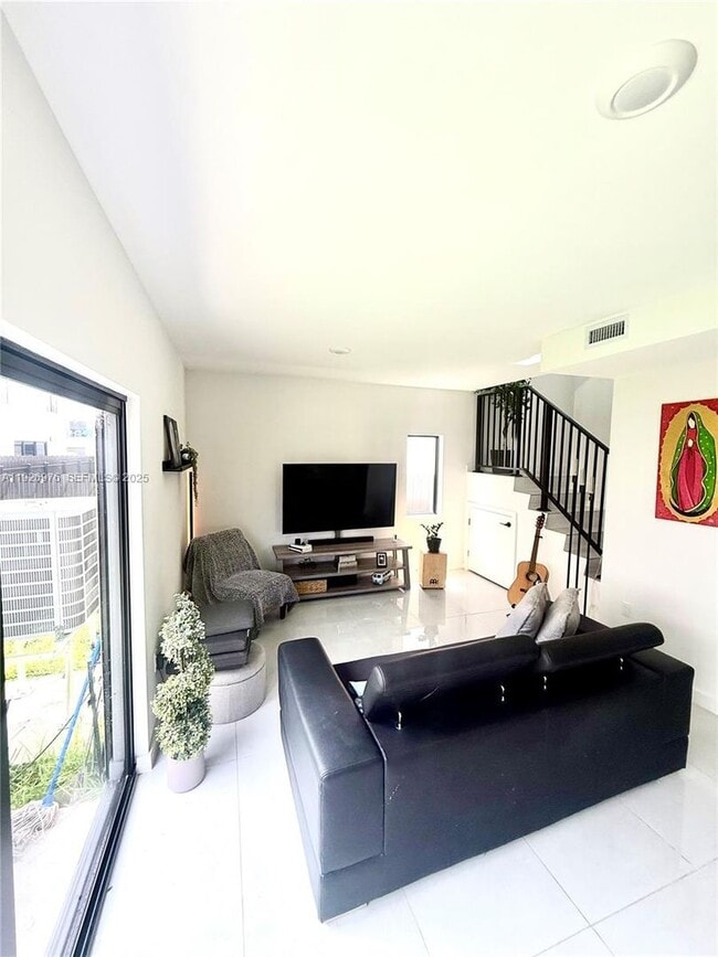Building Photo - 1327 NW 2nd Ln