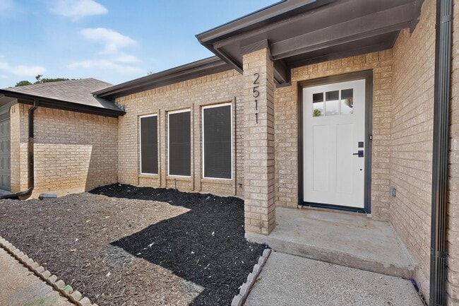 Building Photo - 2511 Tanglewood Dr