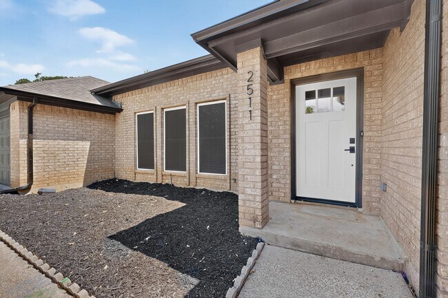 Foto del edificio - 2511 Tanglewood Dr