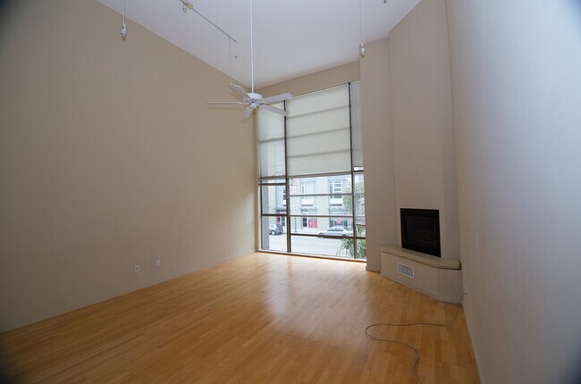 2nd piso Sala de estar con chimenea y ventilador - 1247 Harrison St