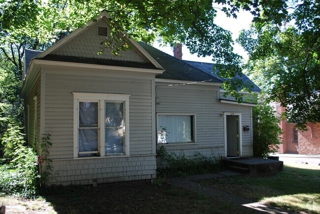 Building Photo - 620 NE Maple St