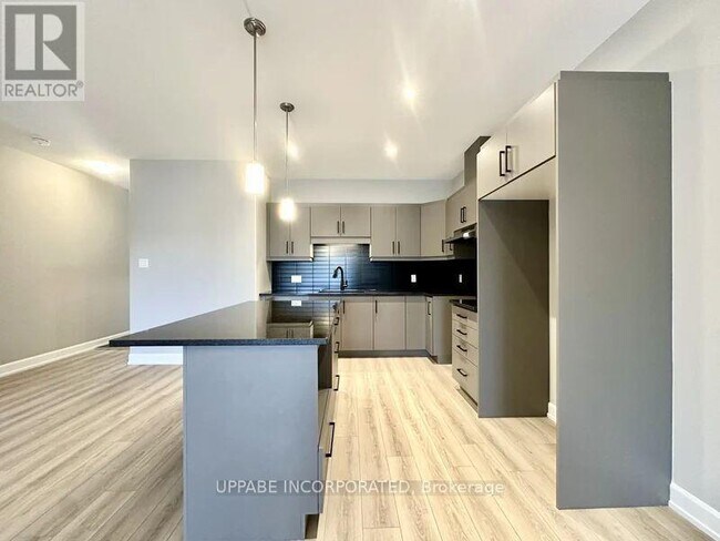 Building Photo - 900 Chablis Cres