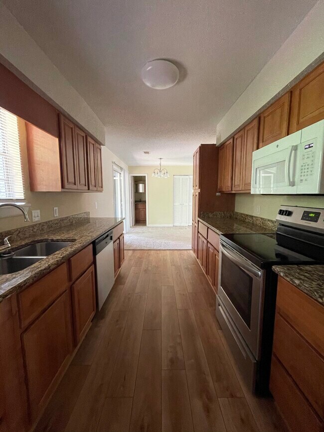 Building Photo - 2104 Greenoaks Rd