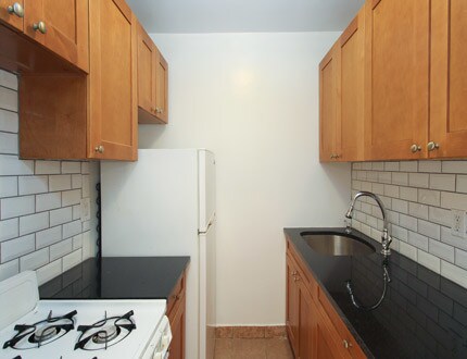 Primary Photo - 81-31 Baxter Ave