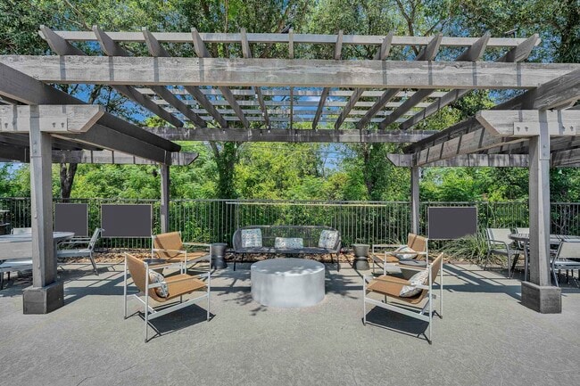 Asientos junto a la piscina con parrillas para barbacoa - Ridgeview