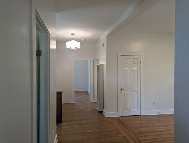 Foto del edificio - COMING SOON-A sunny top floor flat, 3 bedrooms, 2 bathrooms, living room and large kitchen with p...