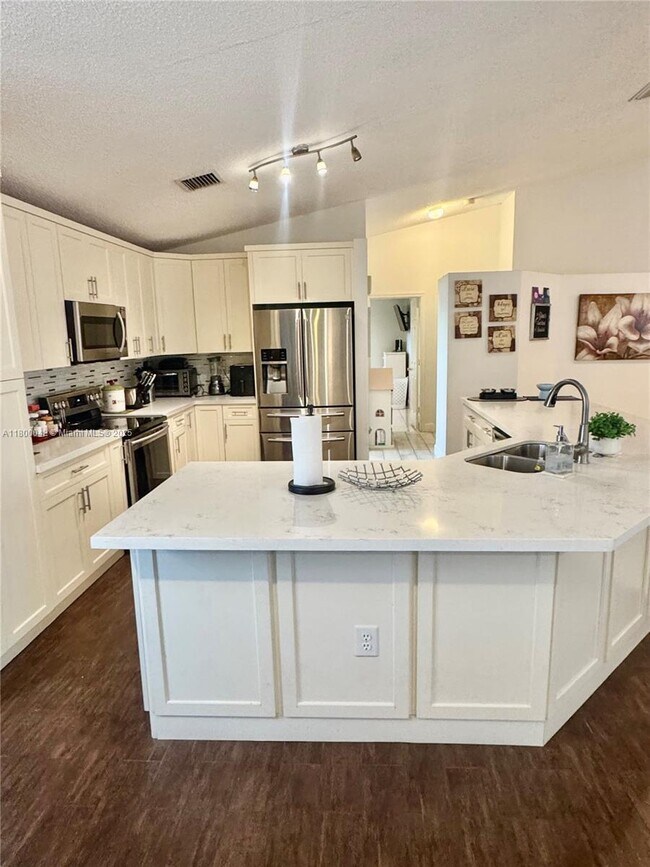 Foto del edificio - 685 SW 198th Terrace