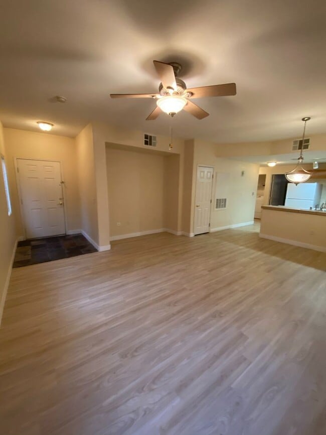 Building Photo - 1ST FLOOR 2 BED, 2 BATH CONDO, GATED COMMU...