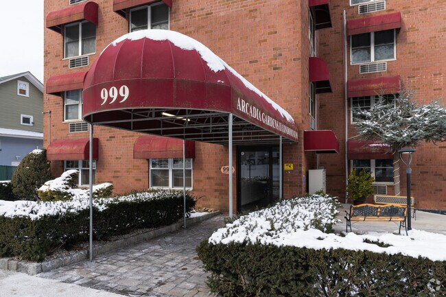 Entrada - 999 Forest Ave