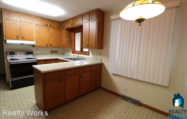 Building Photo - 3 br, 2 bath House - 2220 South 61 Street