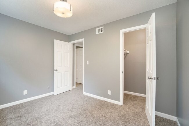 Building Photo - Mid Century 1 Bedroom 1 Bath Gems
