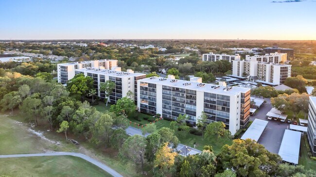 Building Photo - Modern & Luxurious 7th Floor Condo w/ Pict...