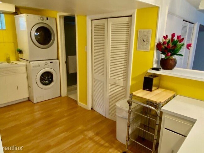 Building Photo - 1 br, 1 bath Apartment - 1229 S Sherman St