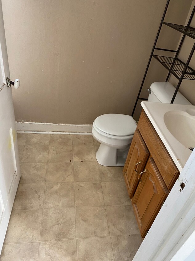 Bathroom - 3219 N Main St