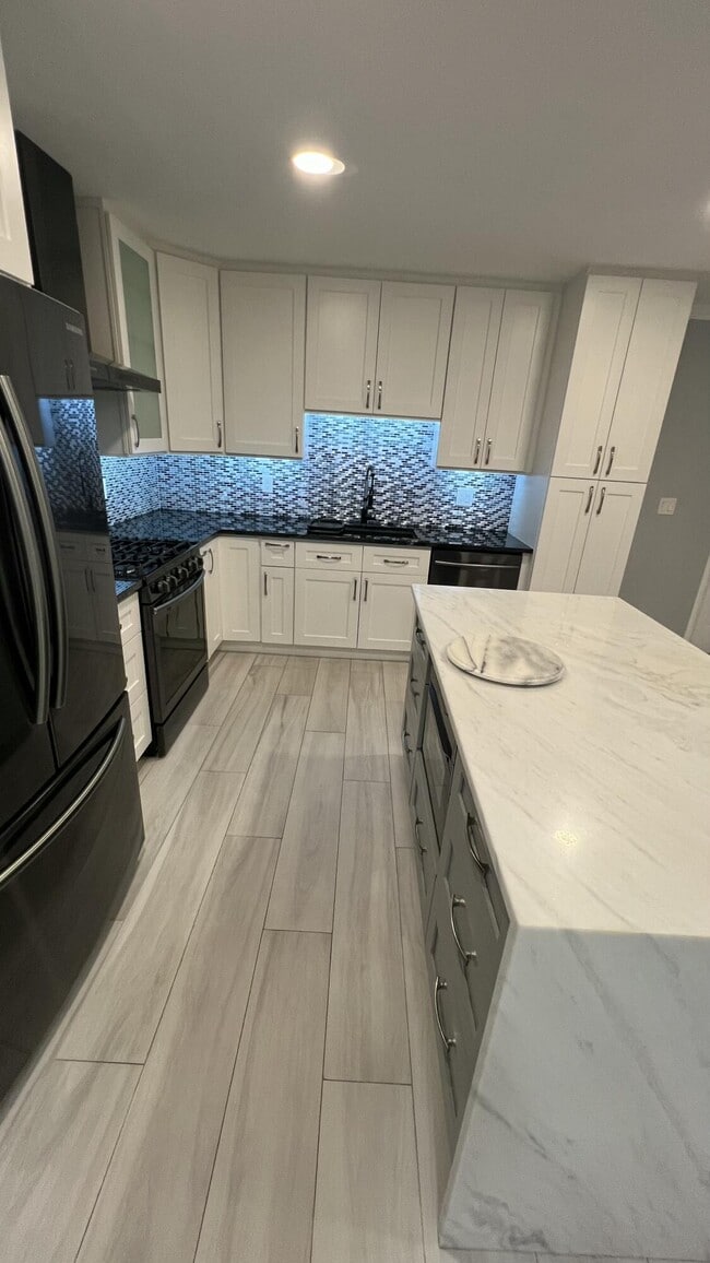 Building Photo - 920 9th St