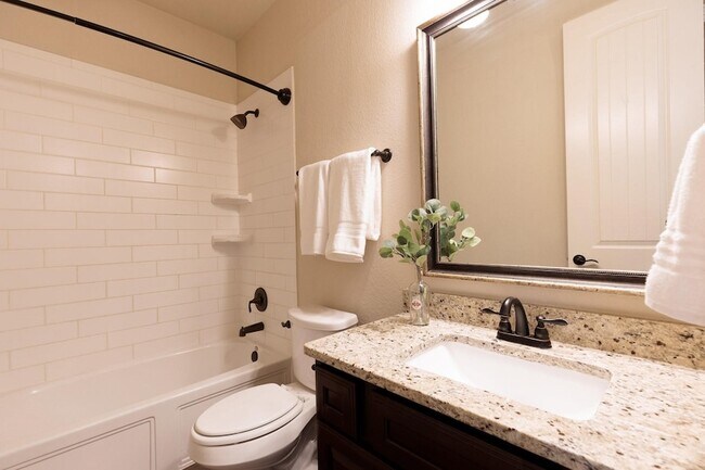 Foto del edificio - 28006 Laurel Garden Ln