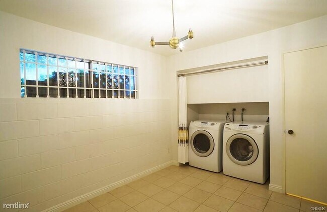 Building Photo - 3 br, 3 bath Townhome - 9027 Emperor Ave A...