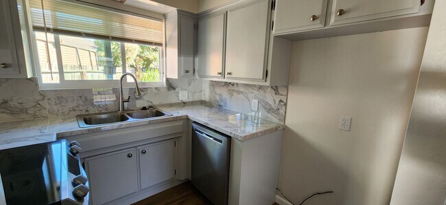 Building Photo - Beautifully Updated 3 Bedroom 2 Bathroom D...