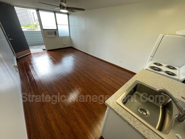Foto del edificio - 1301 Lusitana St