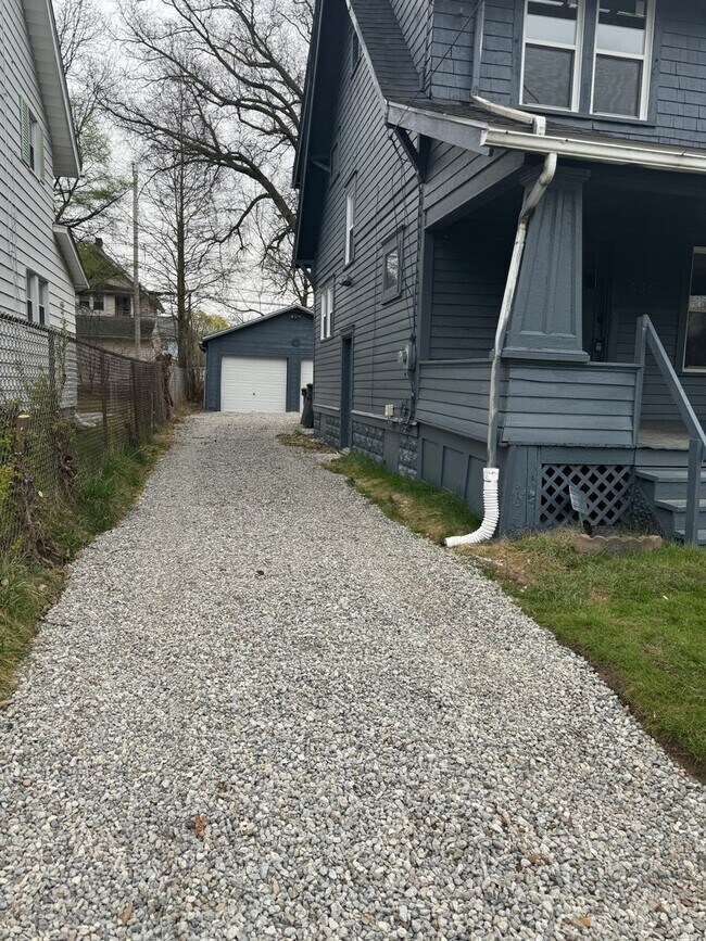 Building Photo - 4 Bed/1.5 Bath with Detached Garage!