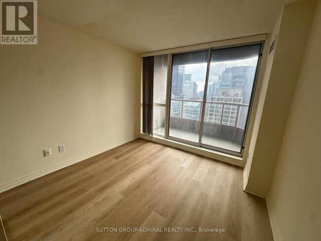 Photo du bâtiment - 736 Bay St.