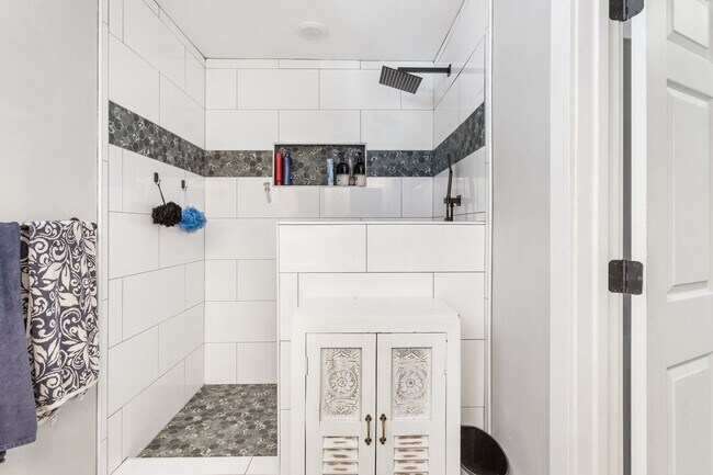 Foto del edificio - Remodeled Uptown Single Family with 3 beds...