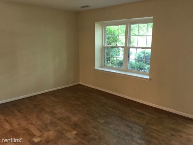 Building Photo - 3 br, 1.5 bath Townhome - 113 Pepper Place