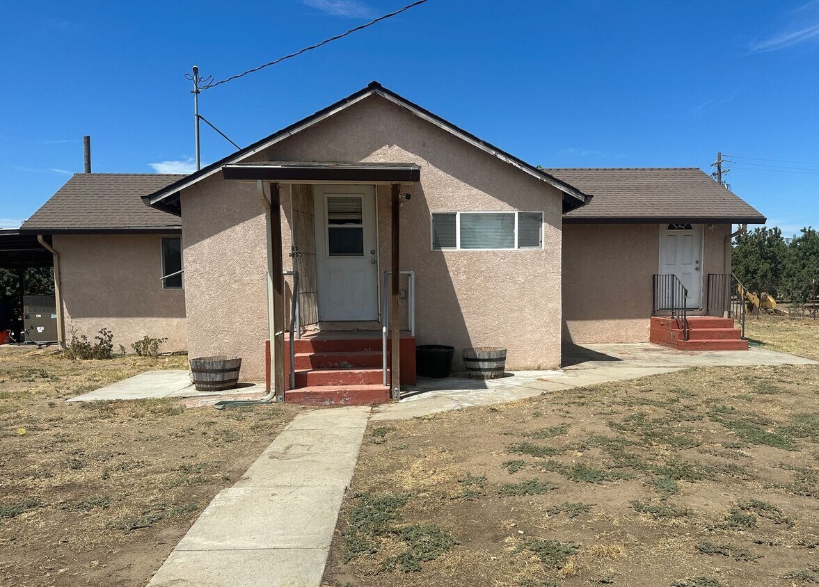 Primary Photo - Detached three-car garage