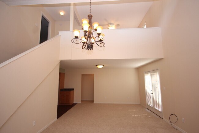 Foto del edificio - Northeast Pensacola 2BR Home Near I-10 & Pensacola Bay with Loft, Granite Kitchen, Attached Garag...