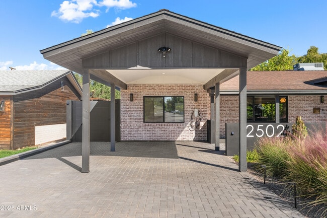 Foto del edificio - 2502 E Whitton Ave