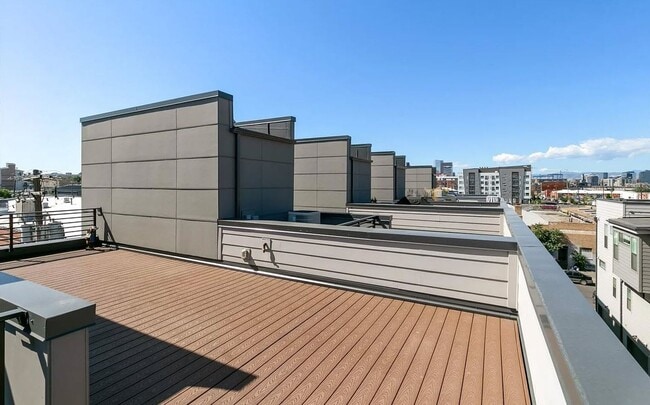 Building Photo - 2 Bedroom Townhome in the Heart of Rino!