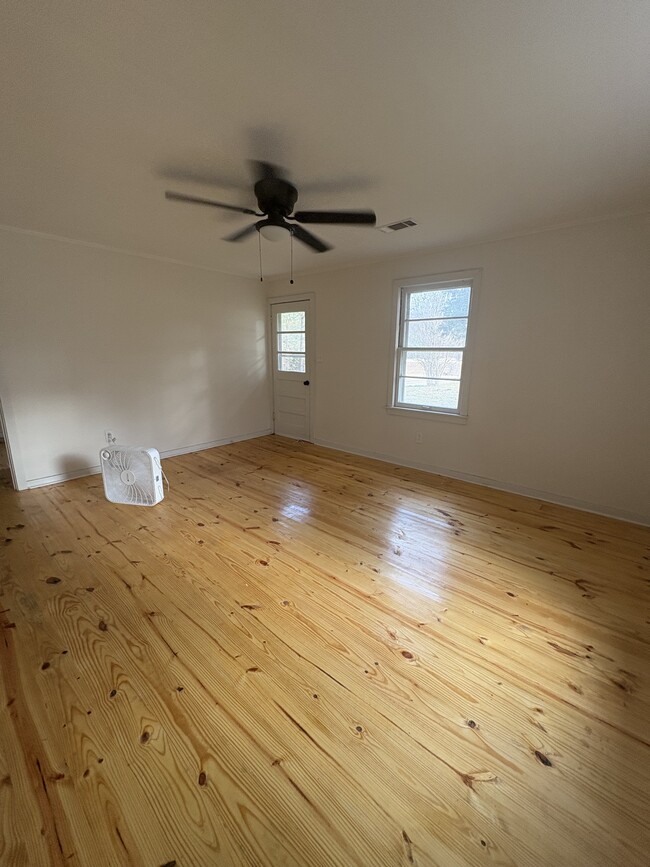 Building Photo - 492 Mobile St