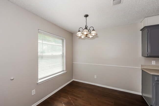 Building Photo - 517 Parkview Dr