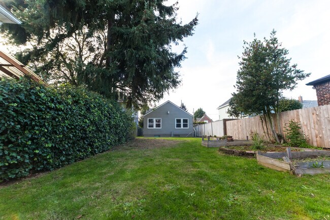 Building Photo - 919 S Sprague Ave