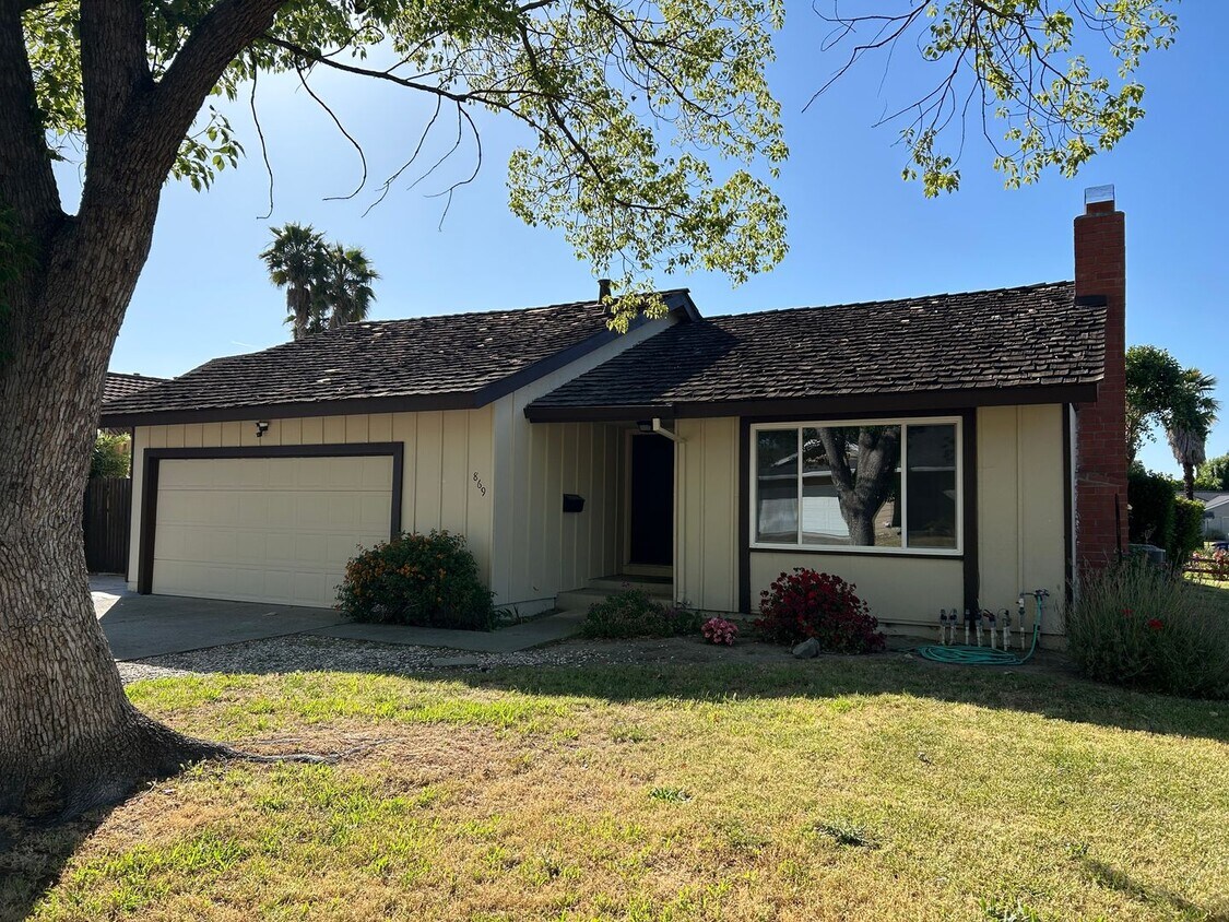 Foto principal - Beautifully Renovated 4 Bedroom 2 Bath Sin...