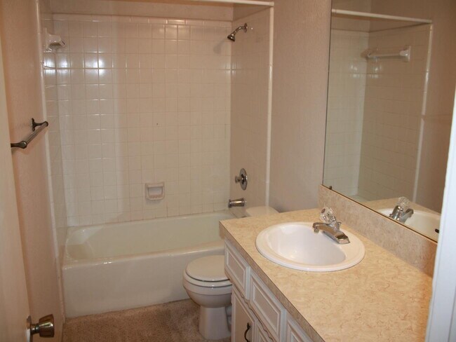 Building Photo - Duplex Conveniently Located Next to the Elementary, Jr. High & Park!