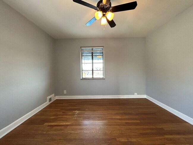 Building Photo - Chic 1-Bed Retreat near Westgate Park: Ren...