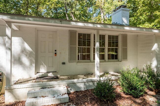 Foto del edificio - Charming and Convenient Ranch in SW Durham...