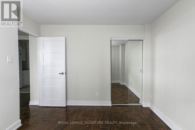 Building Photo - 33 Isabella St