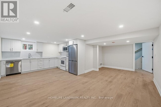 Building Photo - 135 Waterloo Ave