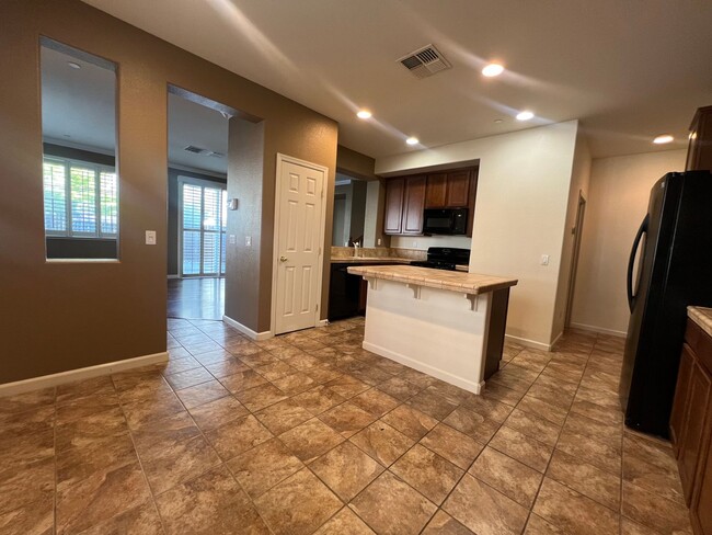 Building Photo - Sparkling and Spacious Condo in Elk Grove ...