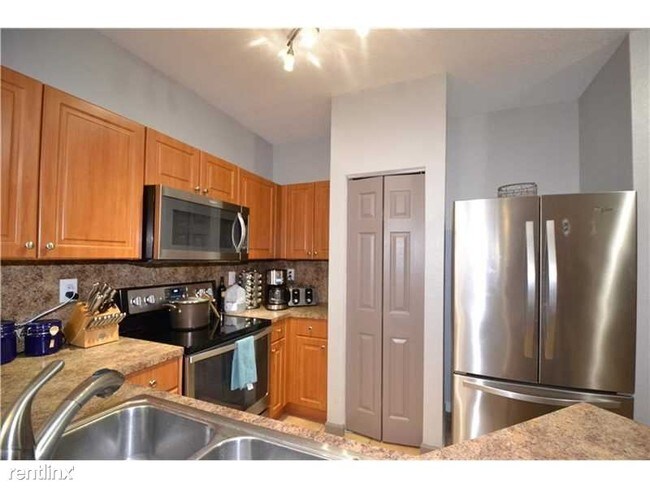 Building Photo - 8809 S Isles Cir