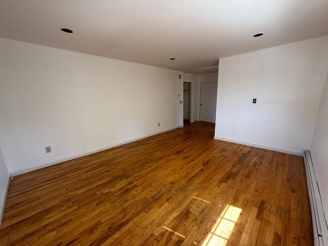 Building Photo - 82 Upton Dr
