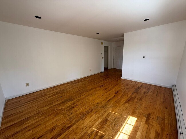 Foto del edificio - 82 Upton Dr