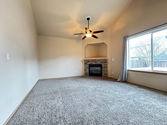 Building Photo - Spacious Spanaway Home