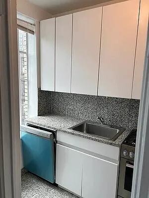 Foto del edificio - 353 W 56th St