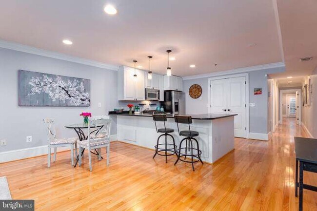 Building Photo - 629 4th St NE